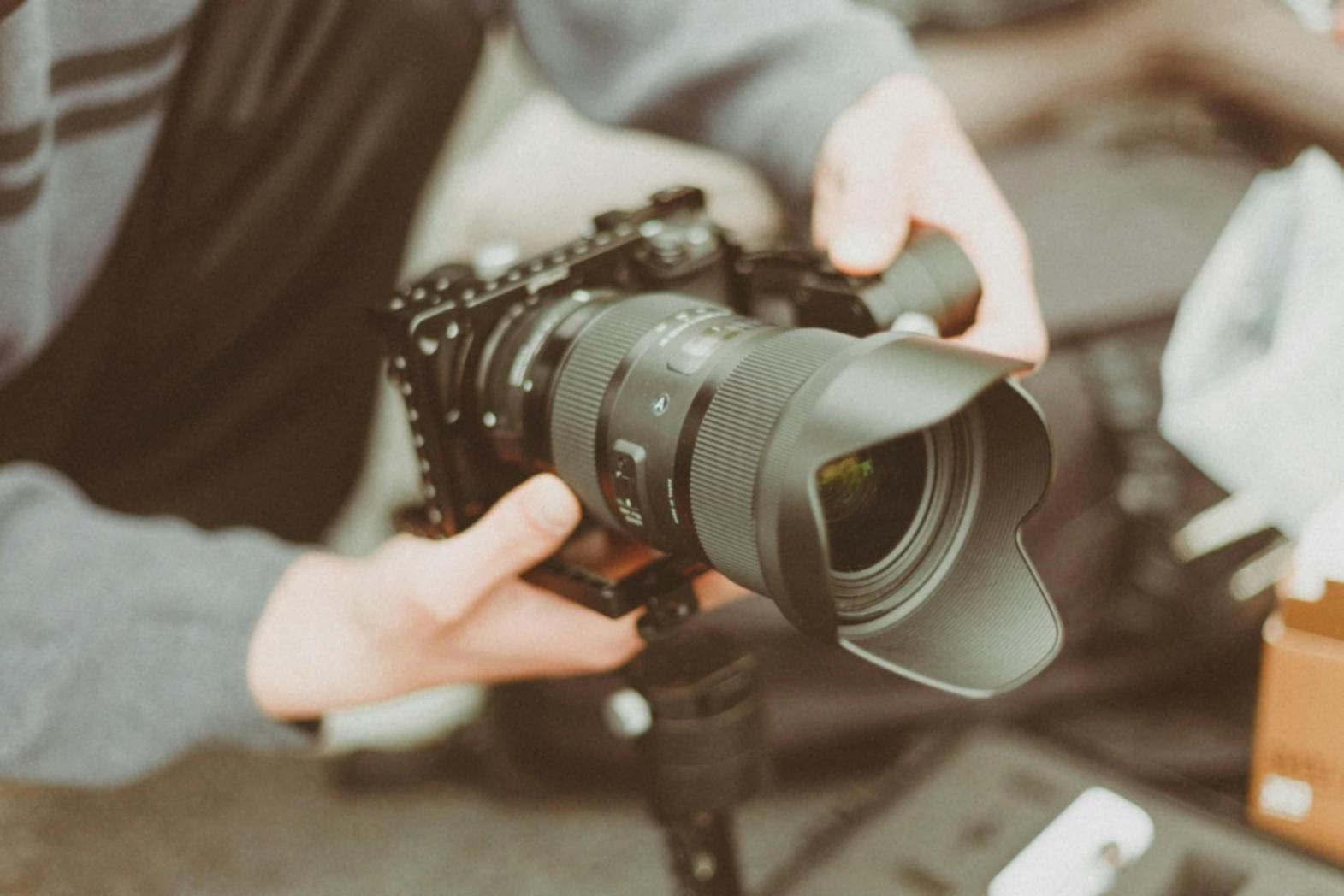 Studio de montage vidéo professionnel avec équipement moderne